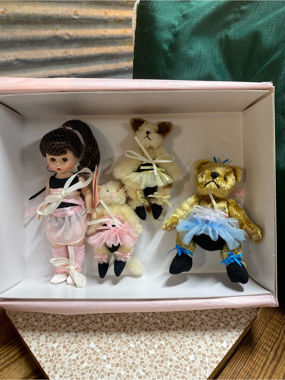 Vintage 2004 Madame Alexander / Ballet Lessons - 38855 - Doll w/ 3 friends
